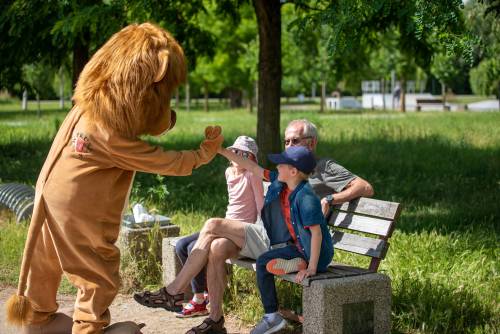 Zdjęcie przedstawia Lwa Pruszka odwiedzającego Park Kulturowy Faktoria w pierwszy weekend Faktorii Kultury